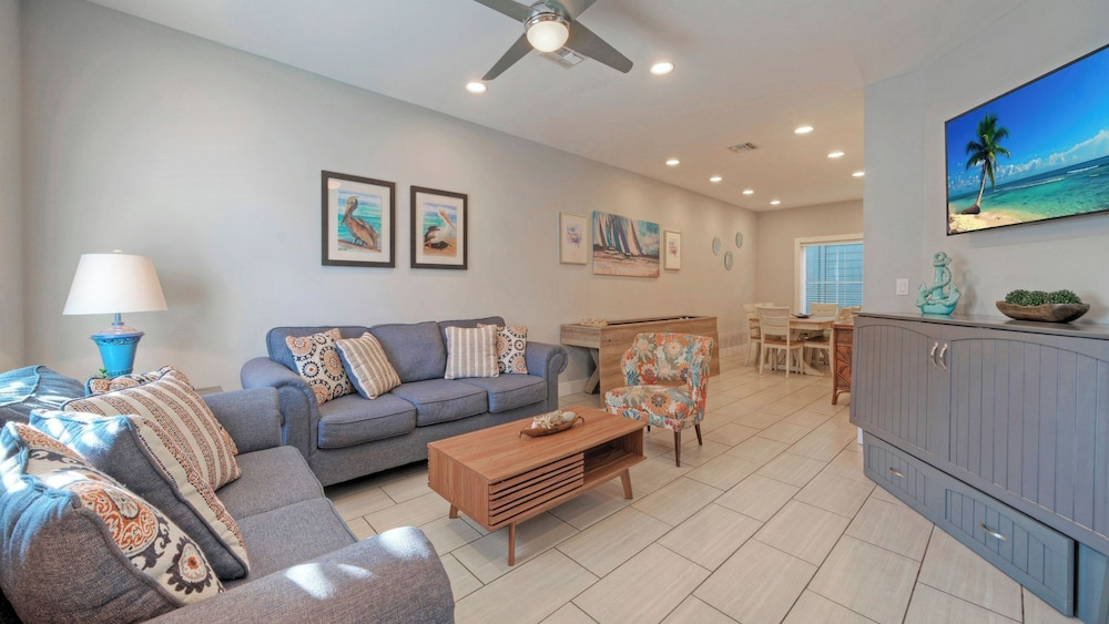 Sleeps 19 2 Homes w/ Pool, Foosball+shuffleboard Mins to the Beach + Shops
