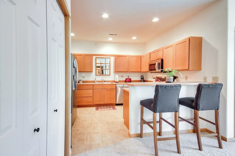 Cozy Livingston Condo w/ Balcony & Mtn View!