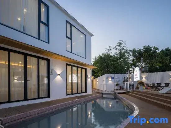 Three Lives · Blooming Pool Homestay (Sanya West Island Branch)