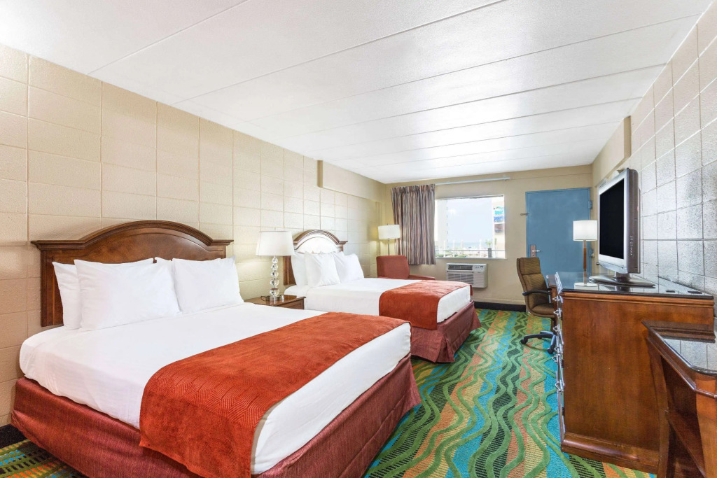 Howard Johnson by Wyndham Virginia Beach At The Beach