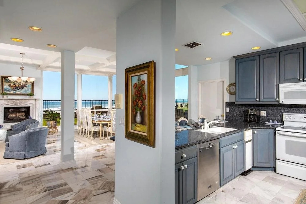Modern condo with access to pool & hot tub in great location