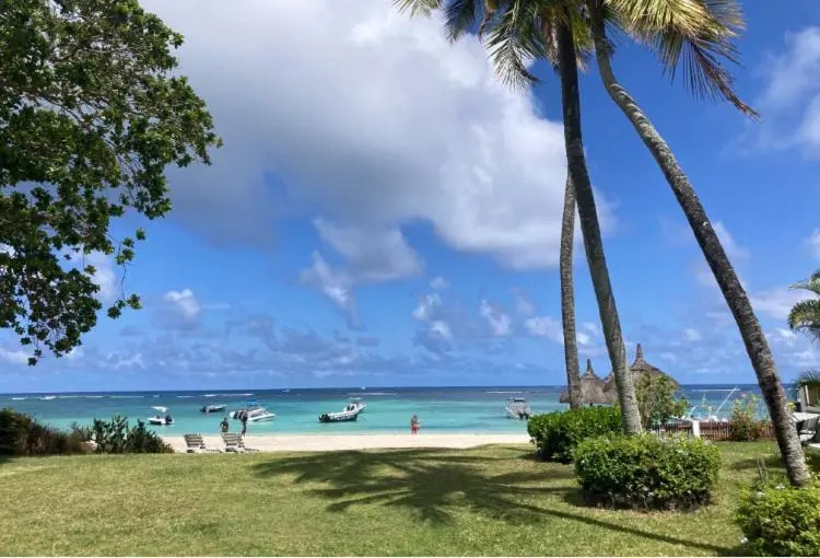 Lovely 3 bedroom beach house on a sandy beach