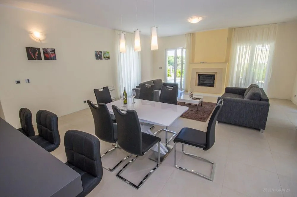 Villa Melograno by Domus Mirus - Rooftop Cinema, Pool, 6-Minute Walk to Beach