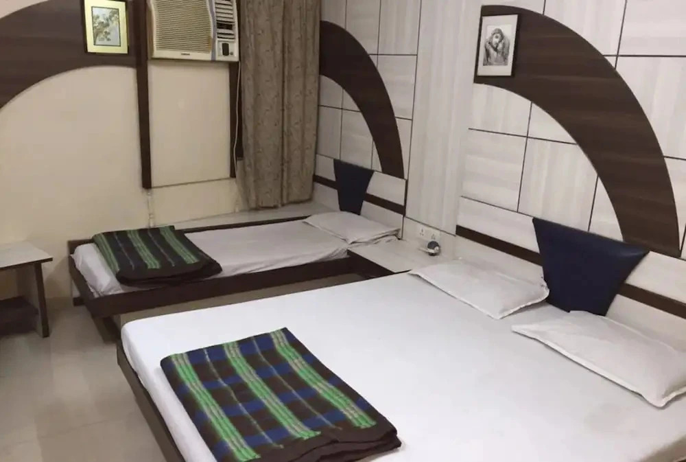 Goroomgo Pat Village Inn Indore