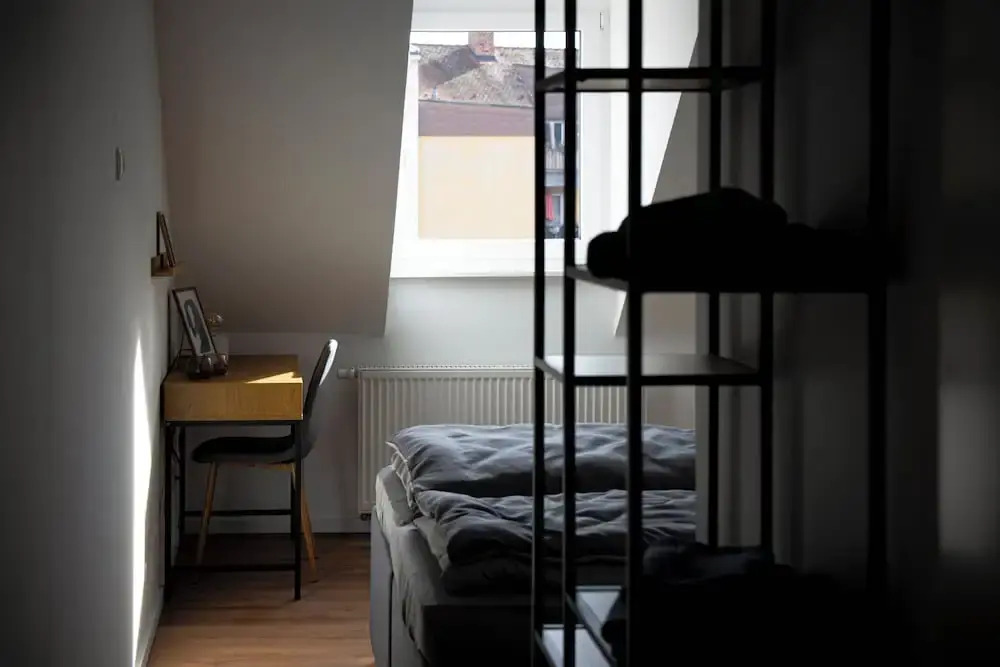 Moderne Stadt Zimmer mit eigenem Bad