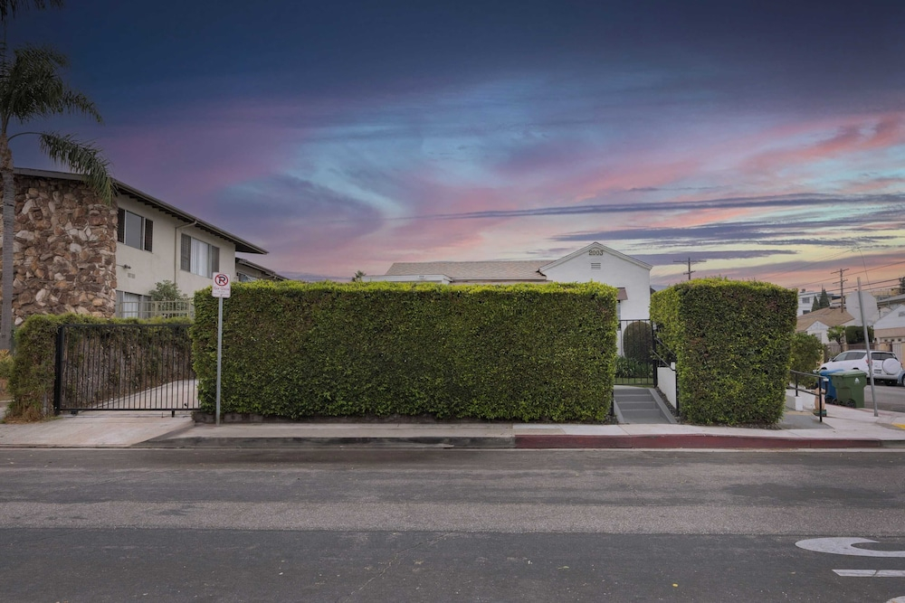 10mins to Rodeo Drive, 15mins to Venice Modern 4bdr Shenandoah by Avantstay