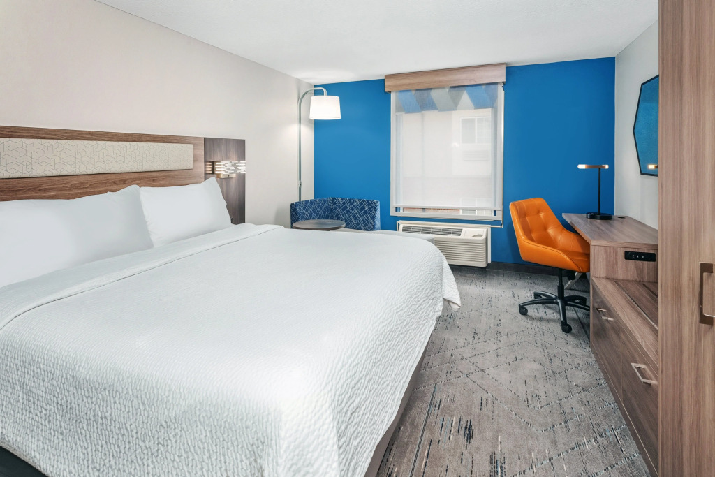 Holiday Inn Express Hotel & Suites Bloomington-Normal University Area by IHG