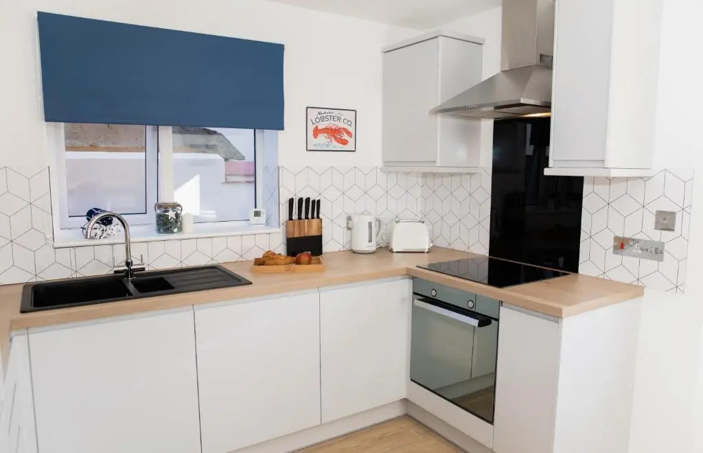 Lovely 2-Bedroom Seaside Retreat with Free Parking