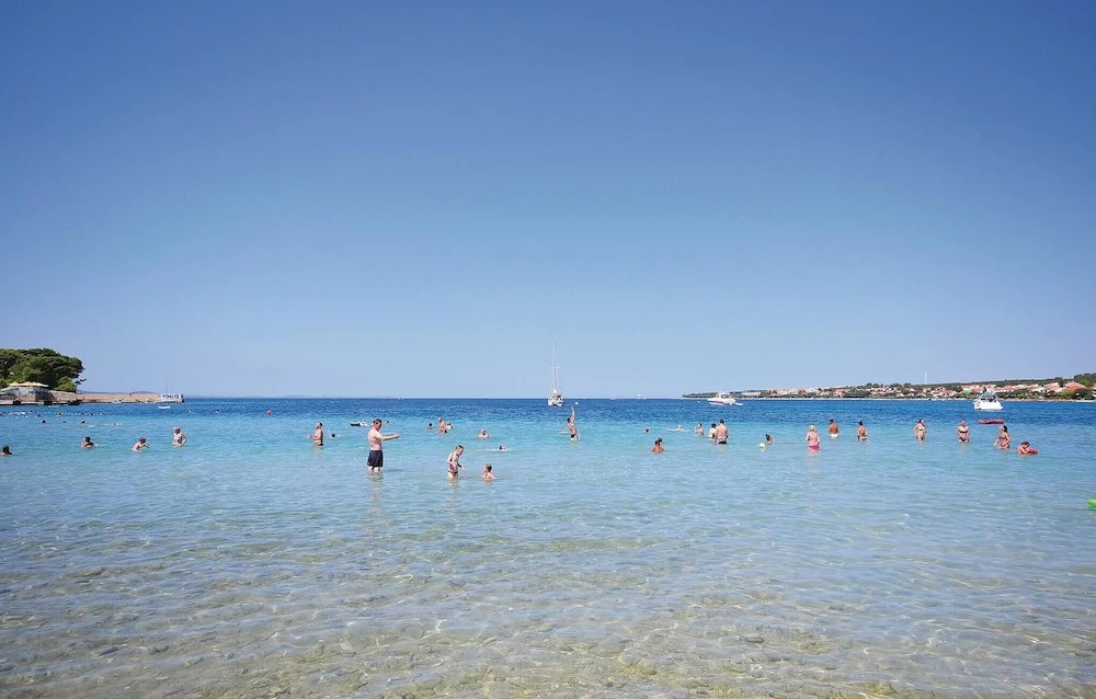 Ten-Bedroom Holiday Home In Petrcane