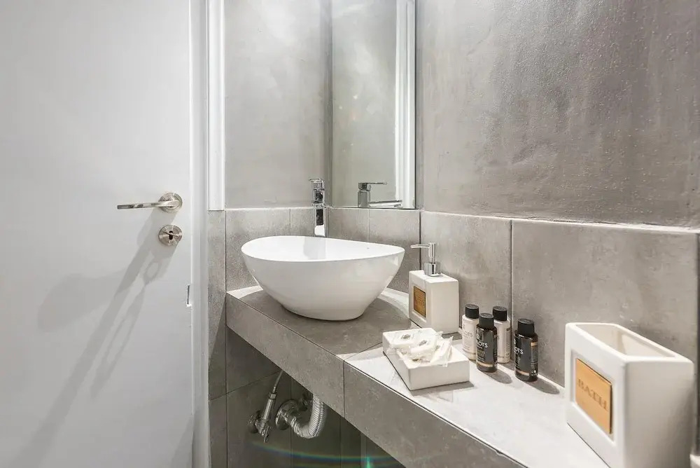 Bright 2 Bdrm apt in the Heart of Athens