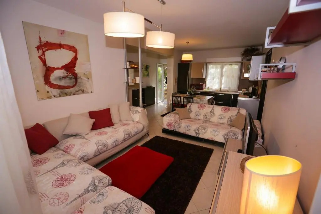Pine-Tree Apt w/ Private Garden 50 m from the Sea