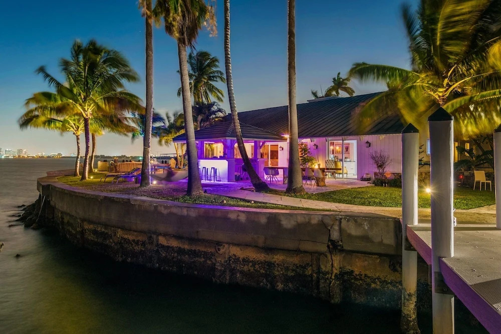 Villa Hashmi Luxury 5BD & 5BA Retreat on North Bay Island