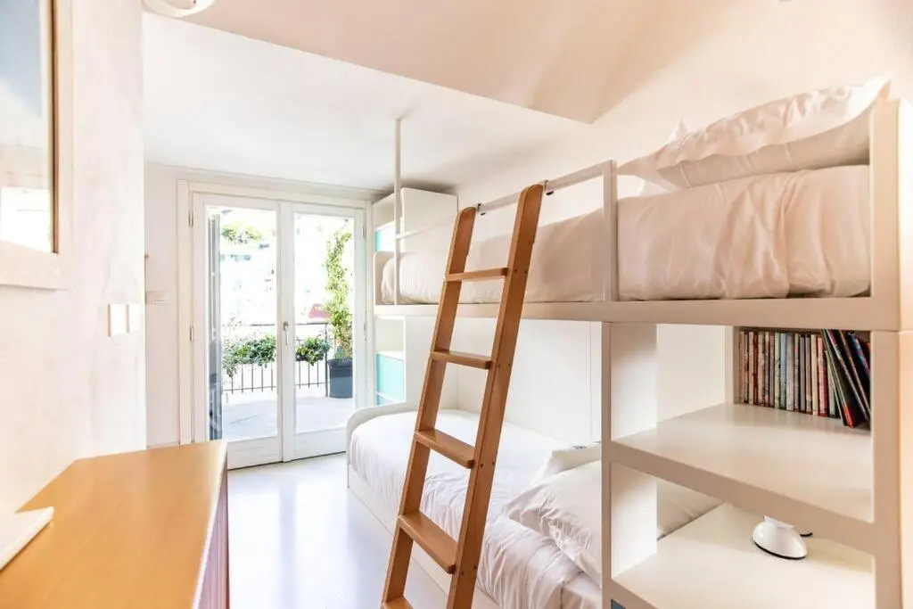 Carattino 12: Idyllic Seafront Family Retreat