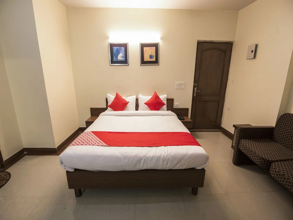 OYO 13643 Hotel Maharaja Palace