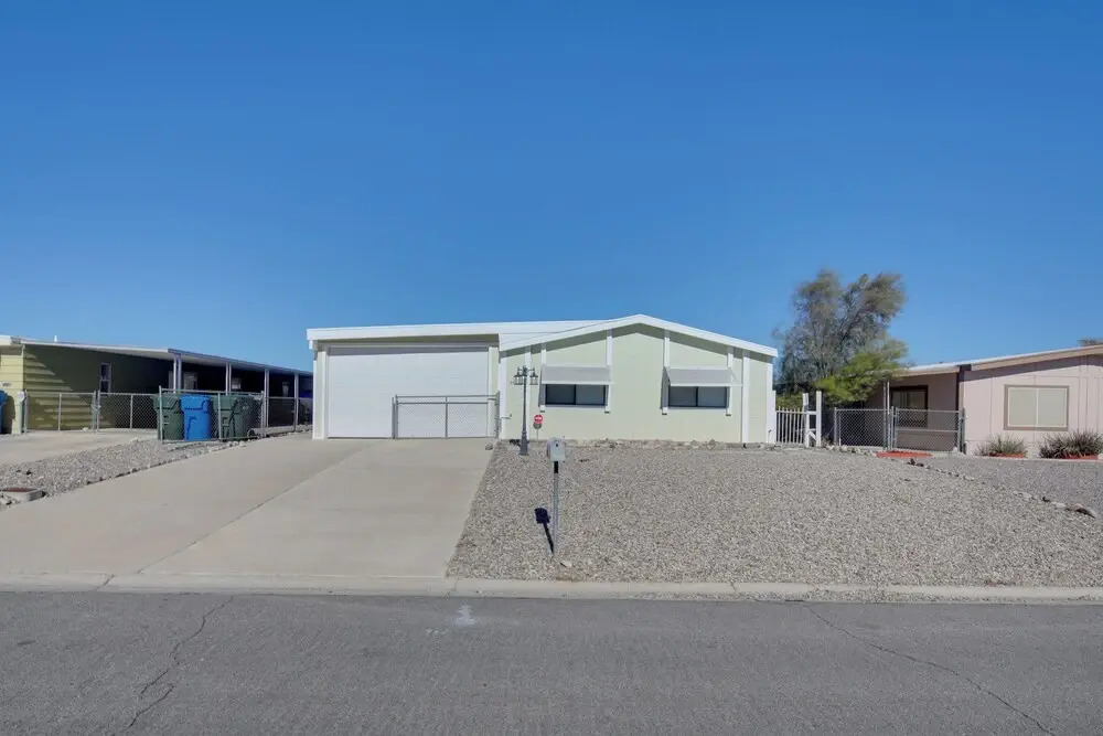 Bullhead City Home w/ Fire Pit - Walk to CO River!