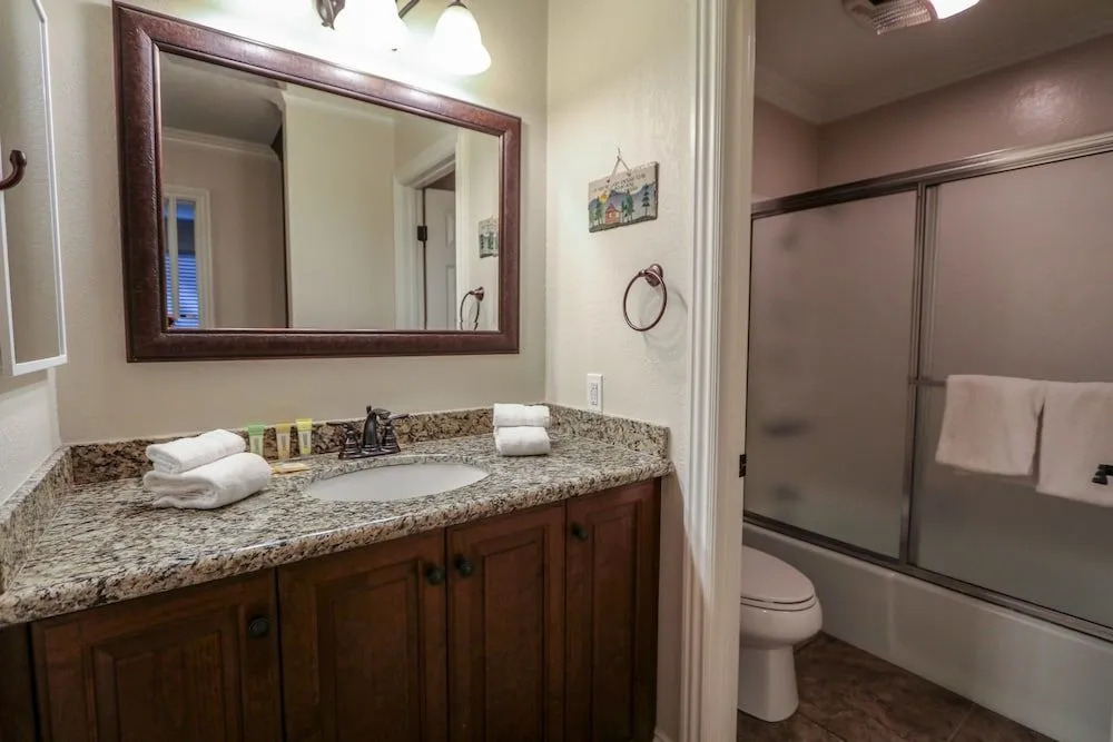 Horizons 4 165 Updated Condo, Walk to Town, On Shuttle Route to Lodges by RedAwning