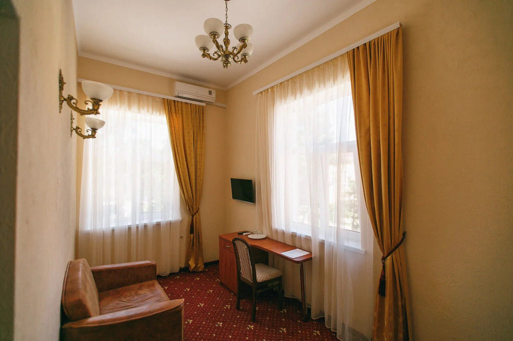 Парк-отель Романова