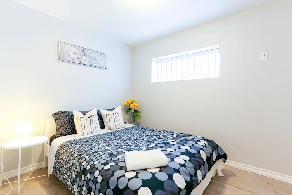 Family Home-Metrotown by Elevate Rooms