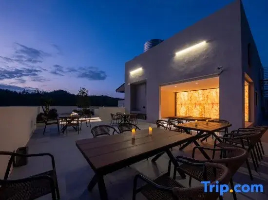 Jiuheyueyuan Wenquan Forest Resort Hotel