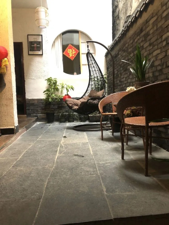 Fenghuang Little Bear Family Guest House