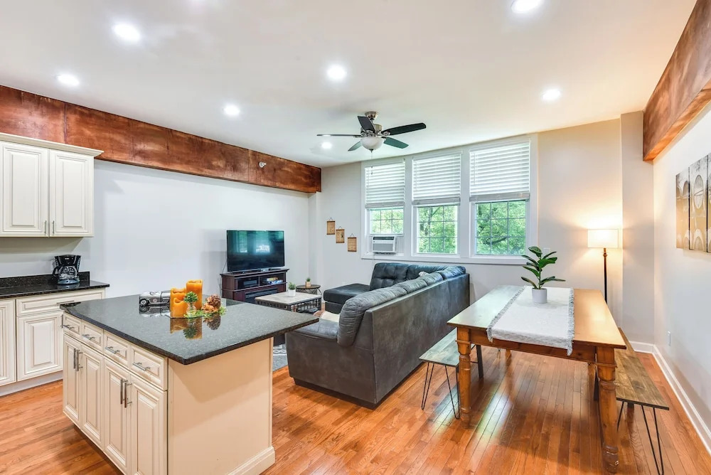 Cozy Sawyer Apartment - 2 Mi to Warren Dunes Park!