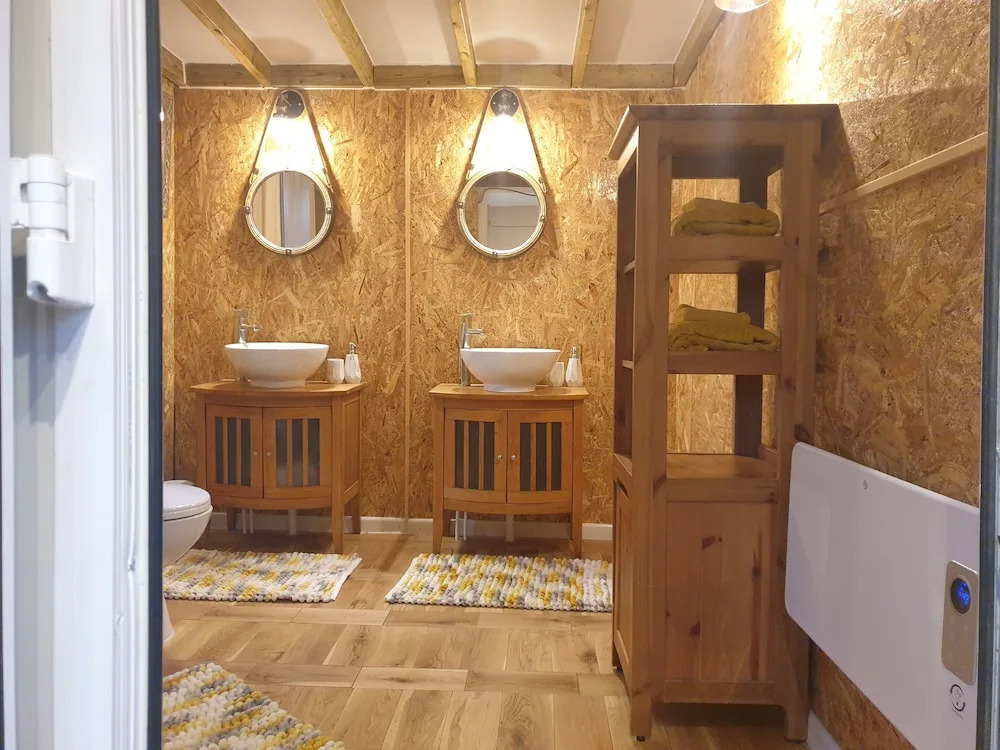 Riverside Cabin - Sleeps 2 - HotTub - Parking
