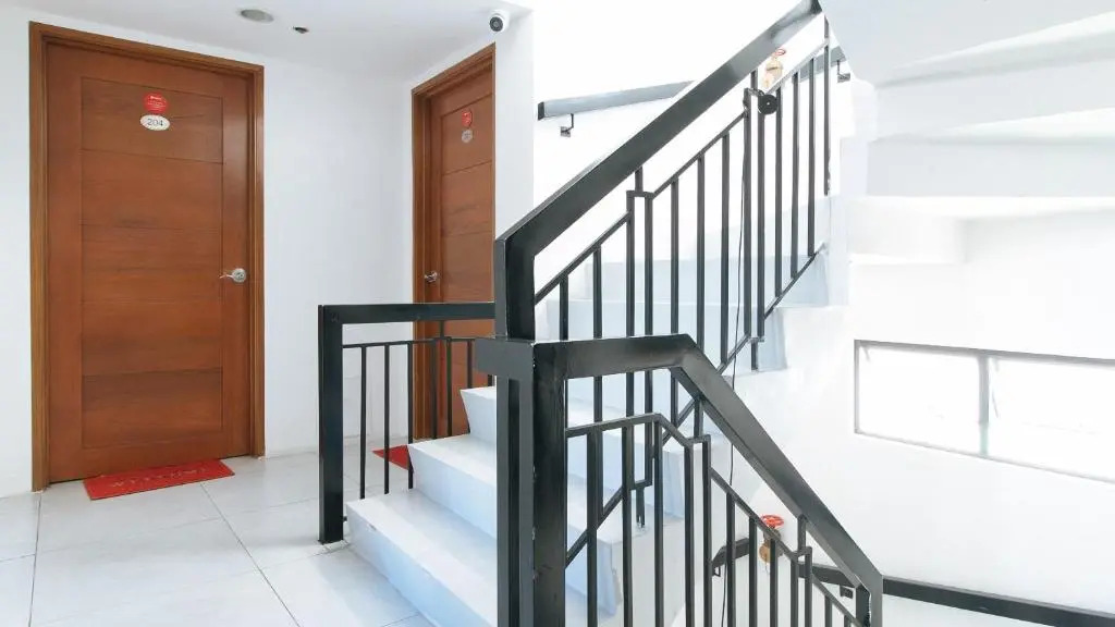 RedDoorz @ DBuilders Rooms Bangkal Makati