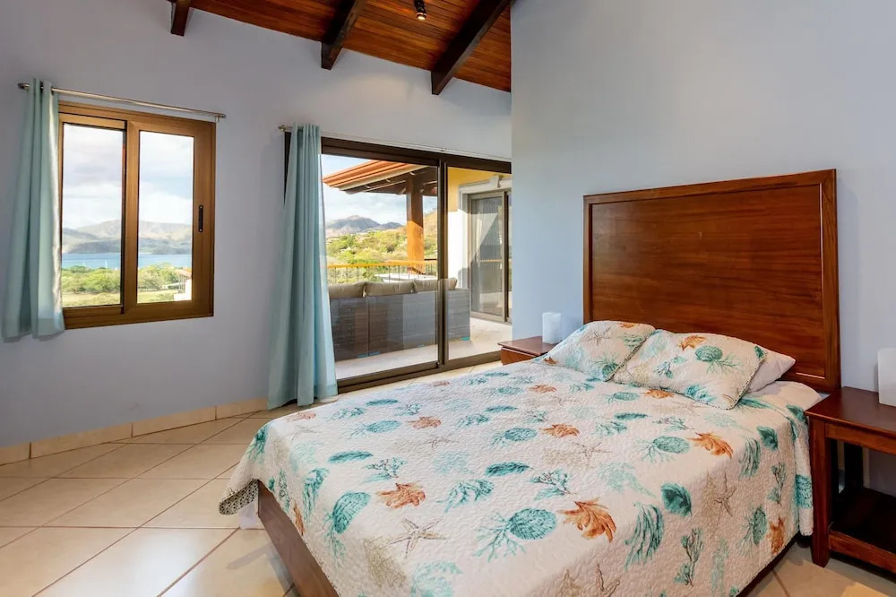 Modern, Immaculate Unit in Flamingo with Spectacular Ocean Views