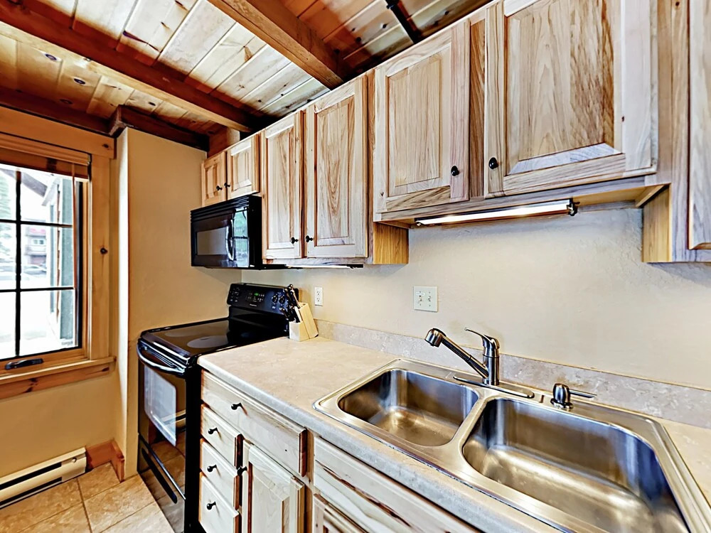 New Listing! Updated W/ Balcony & Hot Tub 2 Bedroom Condo