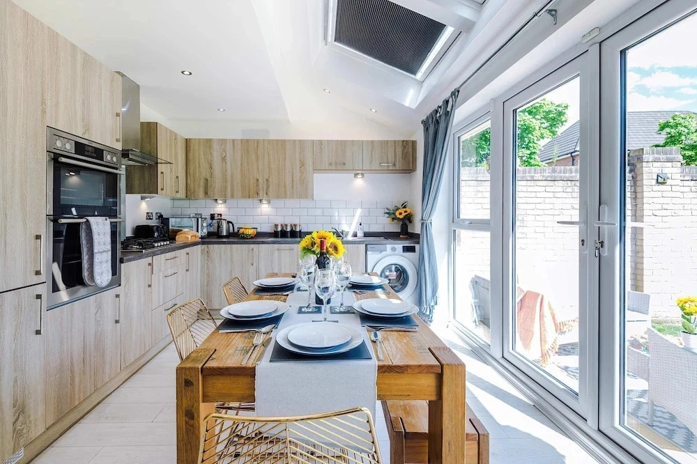 Perfect Riverside Home in Manchester Free Parking