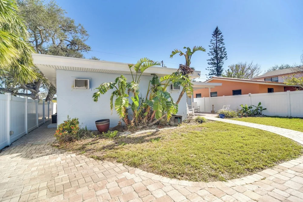 Apartment w/ Easy Access to Indian Rocks Beach!