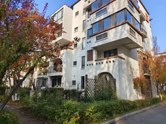 Banshan Hot Spring Homestay (Jingyuetan Subway Station Branch)