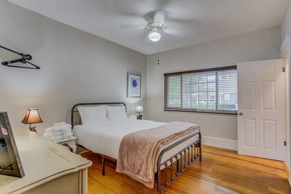 3BR Hot-tub & Dog-friendly Old Colorado City!!