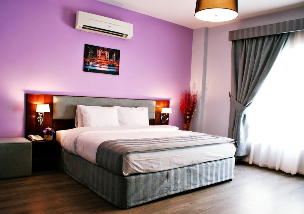 Weekend Hotel