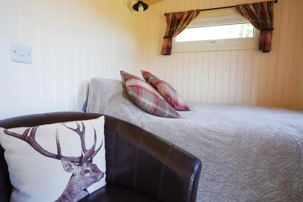 Lavender Retreat Shepherds Hut with private hot tub