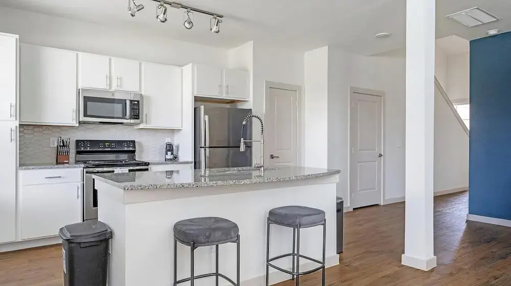Landing Beautiful 3BD Gym Pool