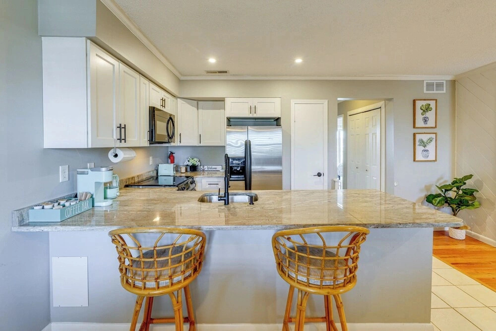Bright & Airy Condo: Walk to Beach/boardwalk