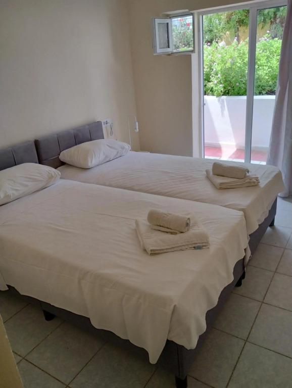 Leonidas Hotel & Studios