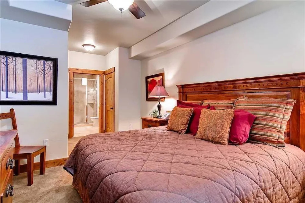 5111 Emerald Lodge, Trappeur's Crossing Apartment 2