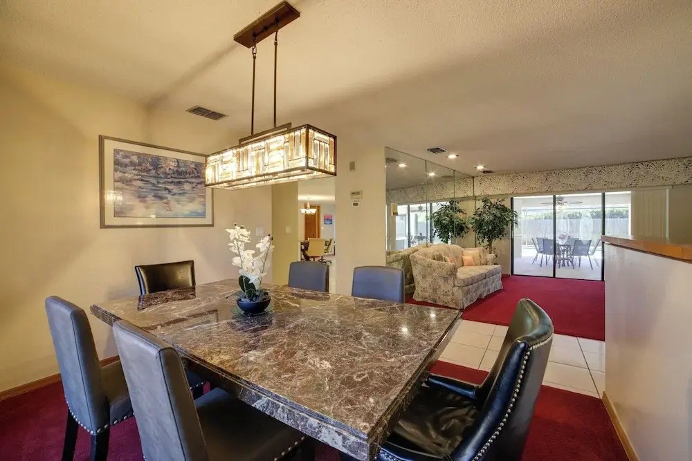 Relaxing Tampa Abode w/ Screened Lanai & Pool