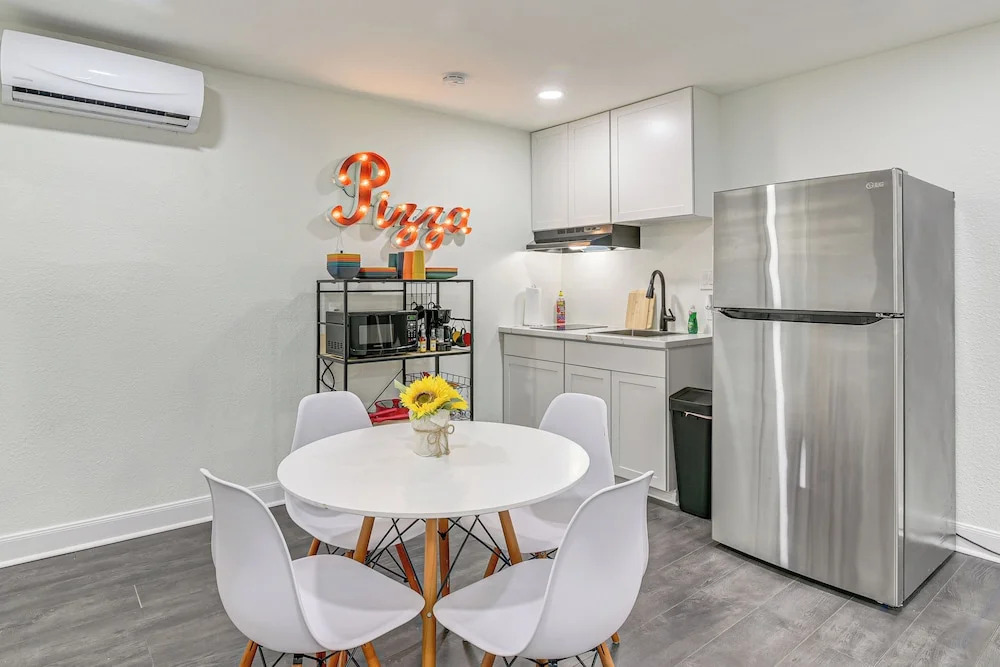 2 Mi to Galveston Beach: Apt w/ Shared Patio