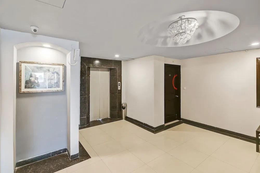 Collection O 40421 Hotel Queens Tower