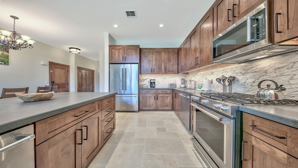 3br Luxury Â steps To Heavenly Gondola & Village 3 Bedroom Condo by RedAwning