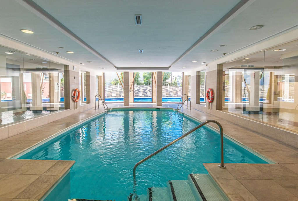 Moderno apartamento vacacional con increbles vistas al mar con spa y gimnasio