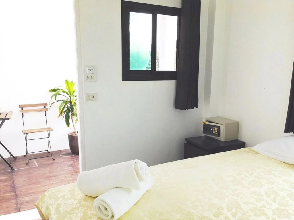 The Reef Hotel & Studios
