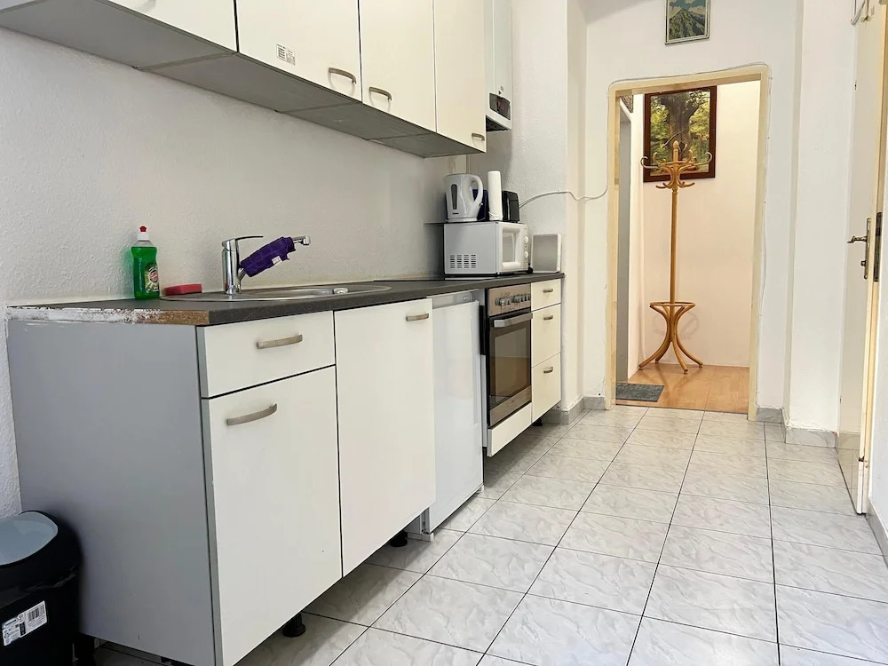 Affordable 3BR shared Apt. near Meidling
