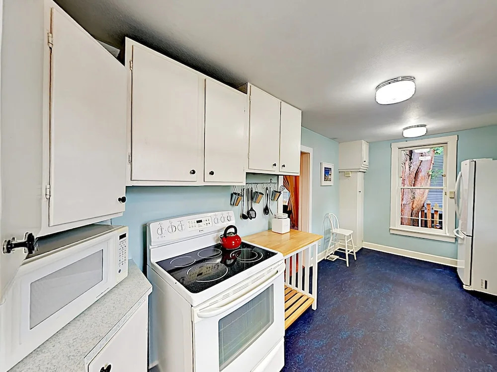 Charming - Blocks To Dining, Shops, Parks 3 Bedroom Home