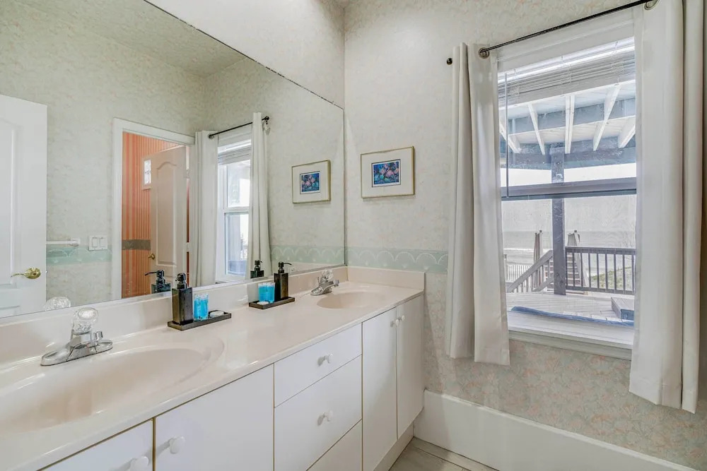 Grand Seaside Escape w/ Direct Beach Access!