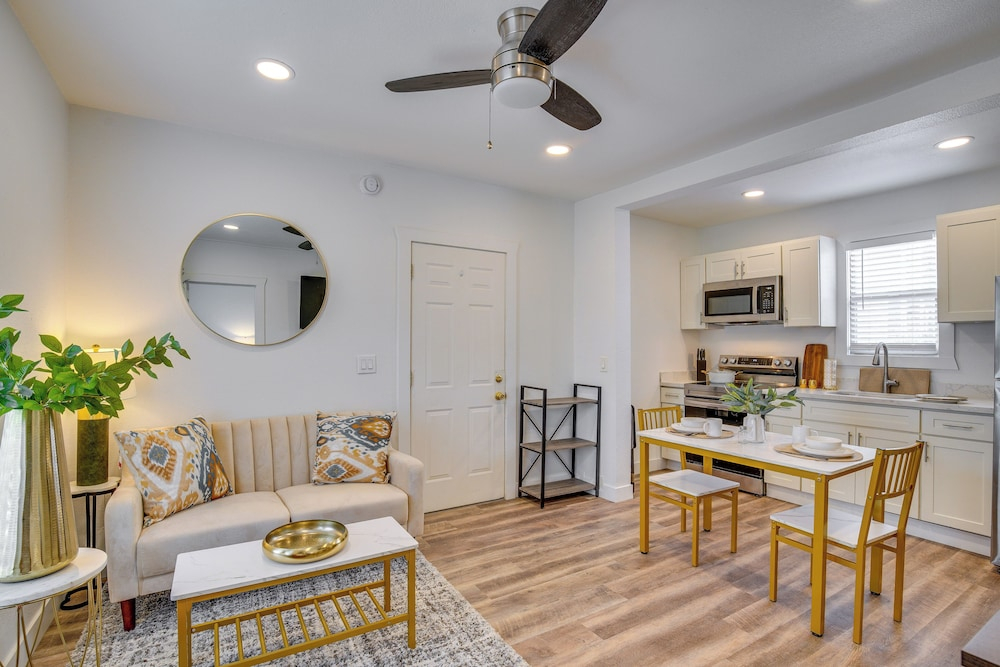 Gateway to Downtown Tacoma! Sleek Couples Condo