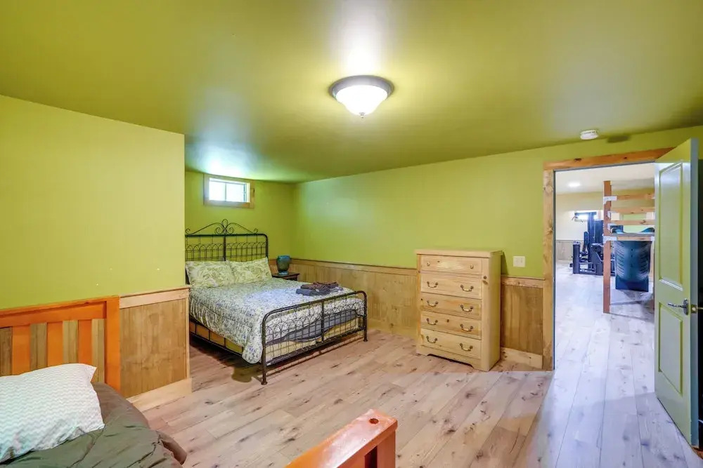 4 Mi to Mount Snow: West Dover Cabin w/ Game Room